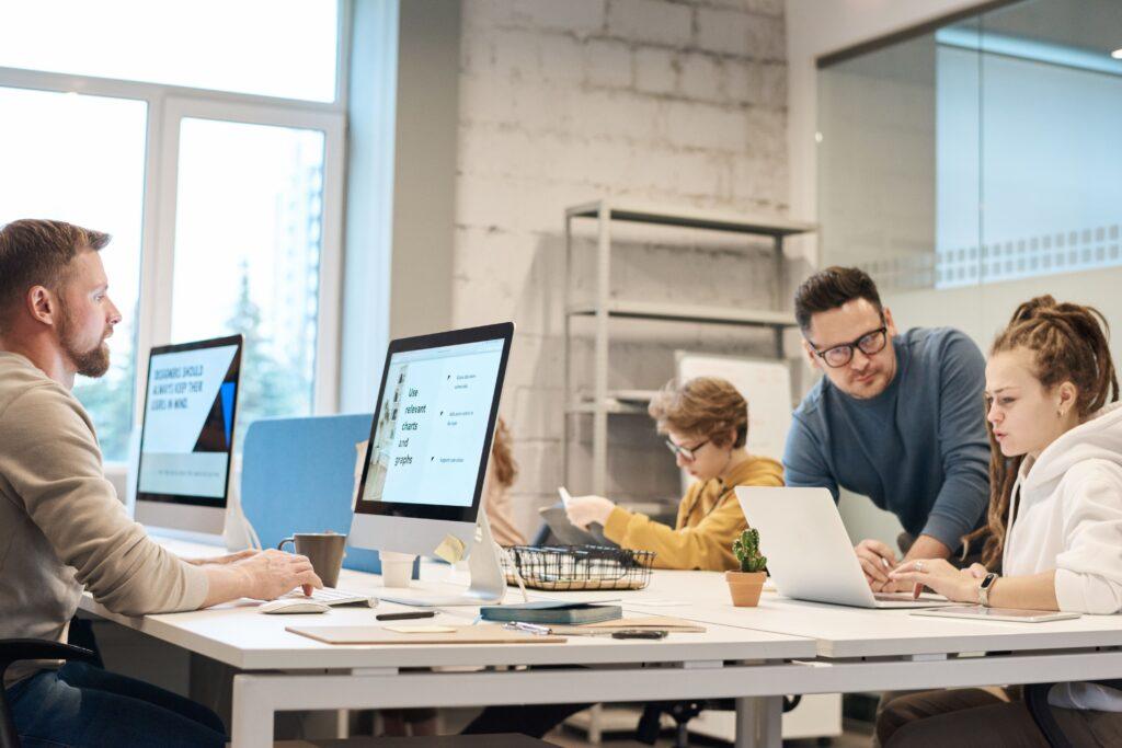 Junges dynamisches Team im modernen Büro
